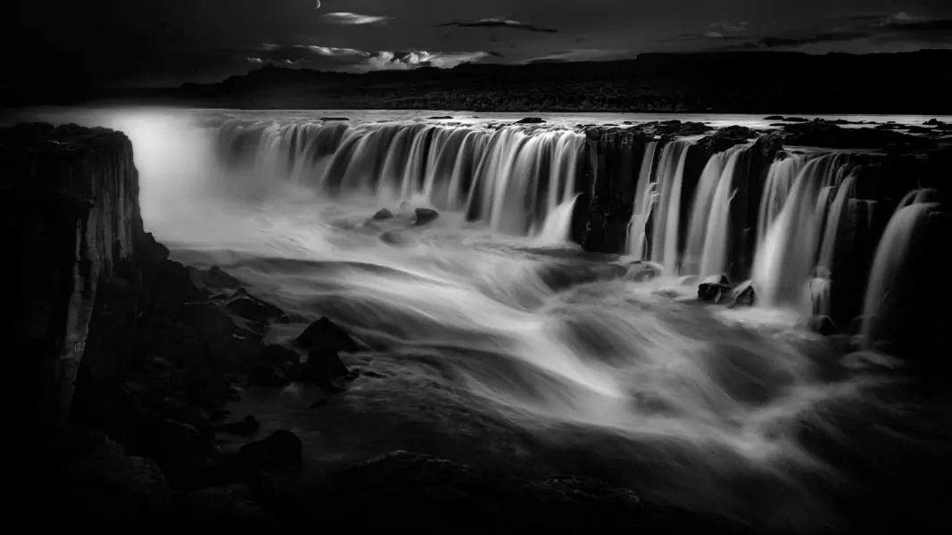 Cataratas con Luna Llena